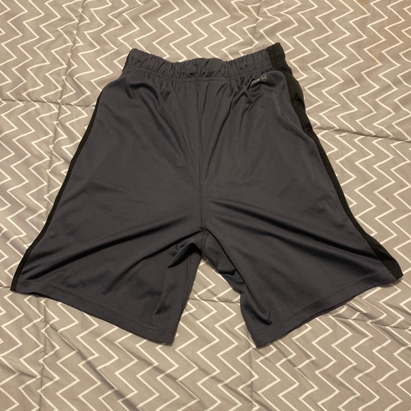 Russell Men’s At-The-Knee Athletic Shorts with drawstring / spandex waist Small - Picture 2 of 4